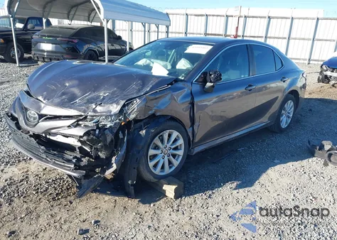 2020 Toyota Camry Le z USA, uszkodzony, nr VIN 4T1C11AK0LU385424